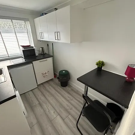 Sariyu Space Studio Flat With Own Bathroom And Kichen Rainham  Exterior photo